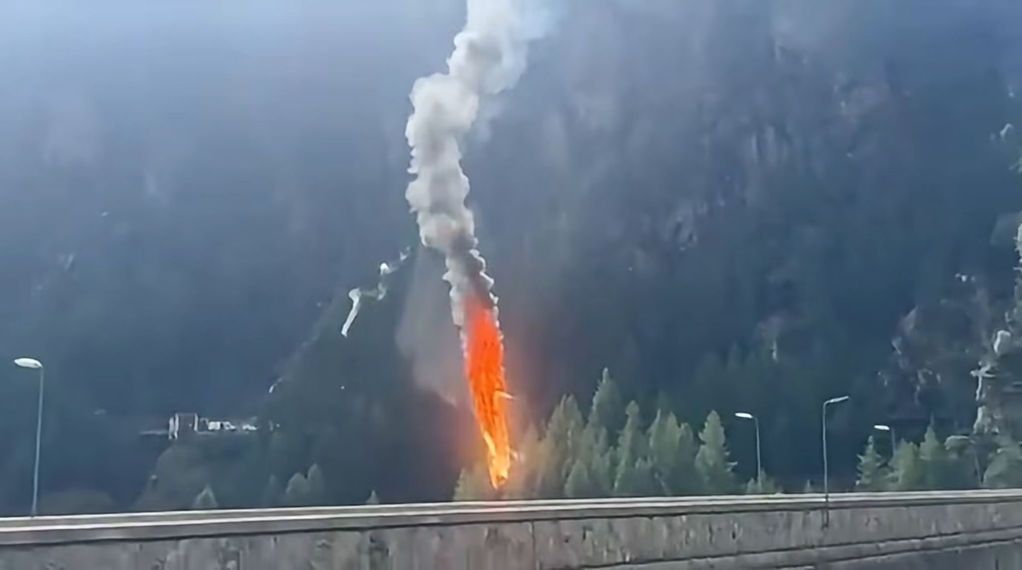 Tragedie aviatică în Italia: Girocopter prăbușit în flăcări după impactul cu cablurile unei telegondole